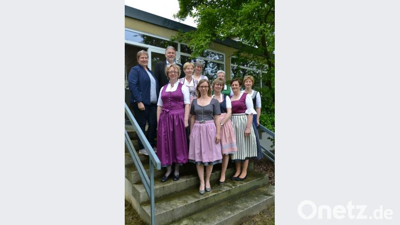 Die Dirndl-Näherinnen mit BBV-Kreisgeschäftsführer Ulrich Härtl (hinten), Kreisbäuerin Irmgard Zintl (links) und Kursreferentin Michaela Burger (Zweite von links) aus Konnersreuth. Bild: szl