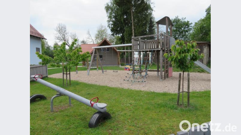 Der Vorzeigekinderspielplatz der Gemeinde liegt in Filchendorf. Im Rahmen der Dorferneuerung wurde er mit viel Eigenleistung zeitgemäß gestaltet. Gepflegt wird er von den Filchendorfern in Absprche mit dem städtischen Bauhof. Bild: ow