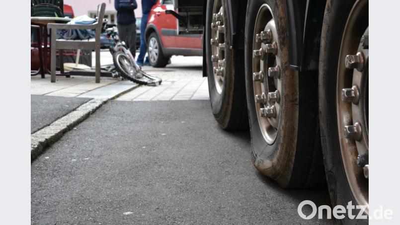 Beim Abbiegen vom Maximilianplatz in die Hoermanngasse nahm ein Lastwagenfahrer die Kurve zu knapp und riss insgesamt vier Metallpoller aus der Verankerung. Auch der Außenbereich eines Restaurants und ein abgestelltes Fahrrad wurden in Mitleidenschaft gezogen. Bild: szl