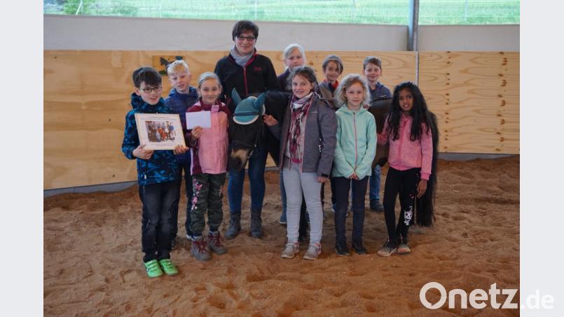 Mit ihrer Spende wollen die Erstkommunionkinder der Pfarreiengemeinschaft Trausnitz-Weihern-Hohentreswitz behinderten Kindern eine Reittherapie ermöglichen. Reittherapeutin Susanne Gruber dankte den Kindern sehr herzlich für die großzügige Spende. Bild: bnr
