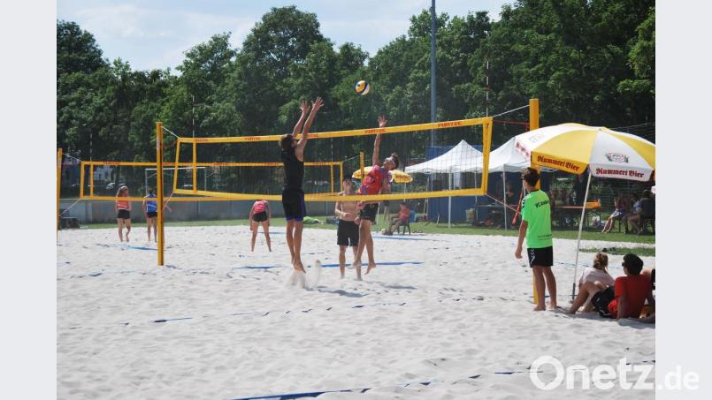 Auf den vier Feldern im Sportpark an der Werner-von-Siemens-Straße kämpfen die U-18-Beachvolleyballer um BVV-Punkte und küren ihre Oberpfalzmeister. Bild: gsp