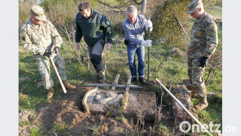 Reine Handarbeit: Michael Sutterfield, Gerald Morgenstern, Lew Gardner und Andreas Irle gruben die Grabsteine aus. Bild: exb