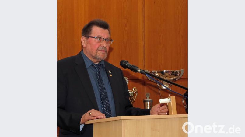 Ehrenpräsident Herbert Tischler hält die Festansprache zum 70-Jährigen des Stadtverbands für Leibesübungen und hat historische Pokale von Städtepartnerschaftswettbewerben dabei. Bild: Dobmeier
