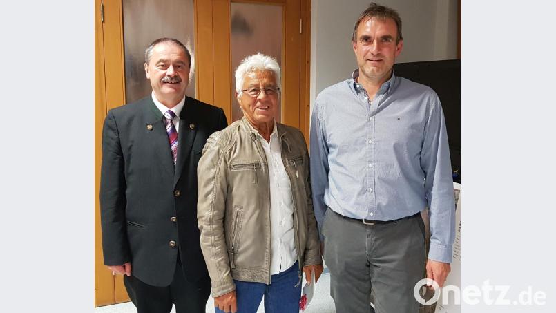 Hans Schöpf (Mitte) wird seit 45 Jahren als Schiedsrichter für die DJK Gebenbach gewertet. Zweiter Vorsitzender Thomas Milde (rechts) und Bürgermeister Peter Dotzler sprechen ihm dafür ihren Dank aus. Bild: exb