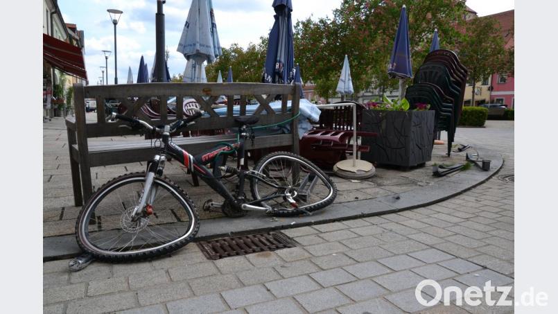 Beim Abbiegen vom Maximilianplatz in die Hoermanngasse nahm ein Lastwagenfahrer die Kurve zu knapp und riss insgesamt vier Metallpoller aus der Verankerung. Auch der Außenbereich eines Restaurants und ein abgestelltes Fahrrad wurden in Mitleidenschaft gezogen. Bild: szl