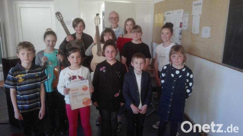 Reinhard Mährländer (hinten, Mitte) hatte seine musikalischen Zöglinge gut auf ihren gelungenen Auftritt vorbereitet. . Bild: exb