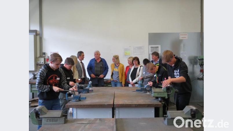 Der Chef der Metallwerkstatt, Handwerksmeister Peter Meißner, informiert die Gäste der Kooperationspartner zur Berufsorientierungsmaßnahme über den Abllauf des Arbeitstages der Schüler in der Metallwerkstatt. Bild: ubb
