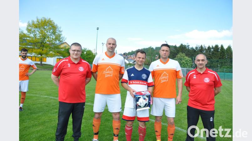 Fußball-Abteilungsleiter Sven Stock (links) und Trainer Manfred Stier (rechts) verabschiedeten am Sonntag nach dem Spiel gegen den SC Kleinwinklarn den langjärigen Aktiven Thomas Bäuml (Mitte), außerdem nach einem Jahr Jan Velkoborrky (Zweiter von links) und Martin Psohlavec (Zweiter von rechts). Bild: es