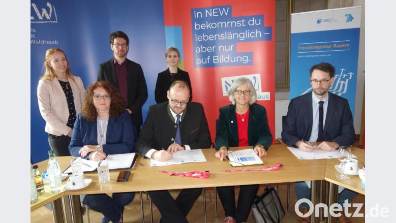 Landrat Andreas Meier (Dritter von rechts) unterzeichnet die Kooperationsvereinbarung mit der Europäischen Metropolregion Nürnberg: (von links) Tina Vetter, Barbara Mädl, Bildungskoordinator Christian Frey, Karin Weinbeck, Christa Standecker und Florian Neumann. Bild: ms