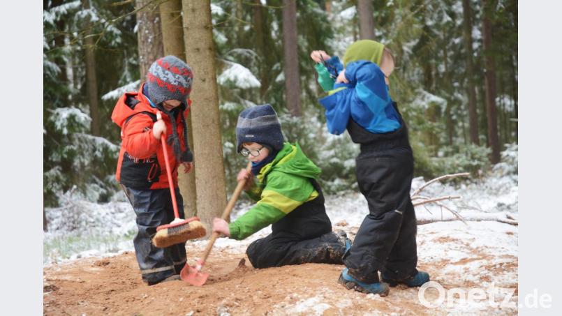 Im Waldkindergarten Weiden kann man sehen, dass Kinder auch im Winter nicht davor zurückschrecken, lange im Freien zu spielen. Bild: Gabi Schönberger