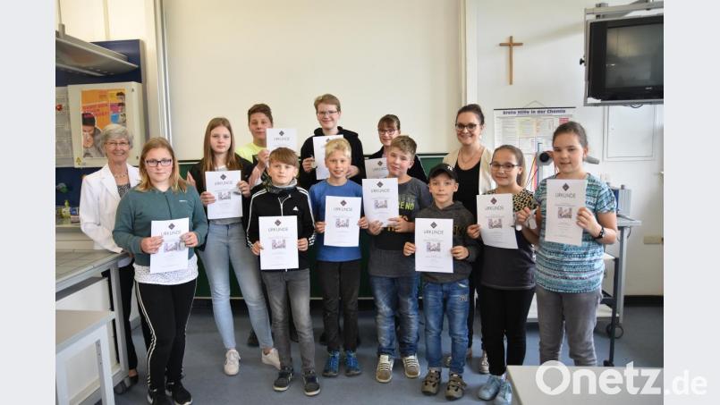 Schulleiterin Sigrid Bloch (links) und Lehrerin Verena Bärenfänger (Dritte von rechts) freuen sich mit den Preisträgern. Bild: exb
