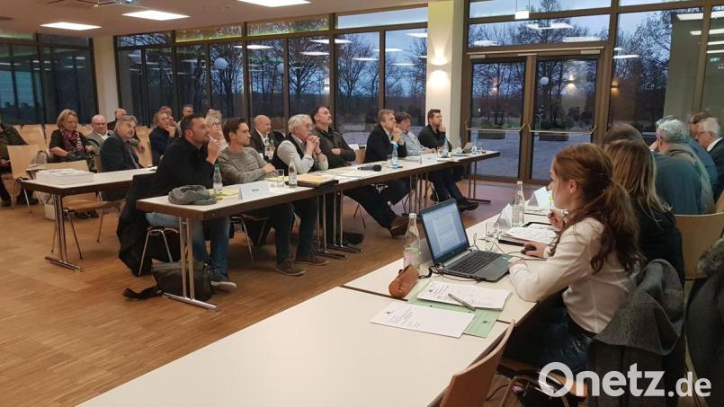 Der Planungsausschuss tagte am Dienstag ausnahmsweise im Konrad-Max-Kunz-Saal der Oberpfalzhalle. Etliche Zuhörer verfolgten die Diskussionen zum Thema Ostbayernring. Bild: Christopher Dotzler