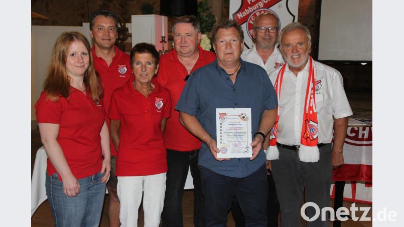 Norbert Süß (Dritter von rechts) wurde von den Verantwortlichen des Bayern-Fanclubs als 5700. Mitglied willkommen geheißen. Bild: ral