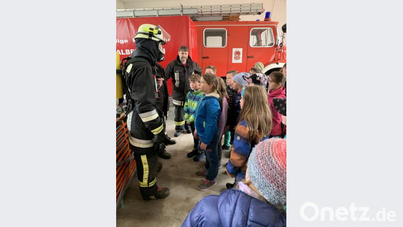 Grundschüler bei der Feuerwehr. Bild: exb