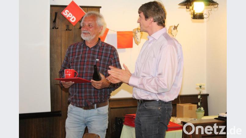 Vorsitzender Michael Rischke (rechts) überreicht Norbert Mitlmeier eine Anerkennung für 30-jährige Mitgliedschaft. Bild:  Anja Rönnebeck