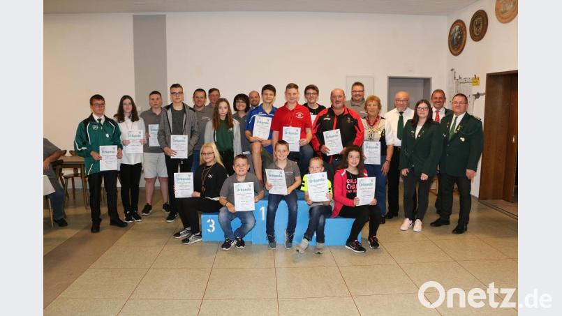 Die Rundenwettkampfleiter Reinhard Schwarz (hinten, Zweiter von rechts) und Elena Schlicht (vorne, Zweite von rechts) beglückwünschten mit Gauschützenmeister Wolfgang Schlicht (rechts) die Rundenwettkampfgewinner der Saison 2018/19. Bild: bsc