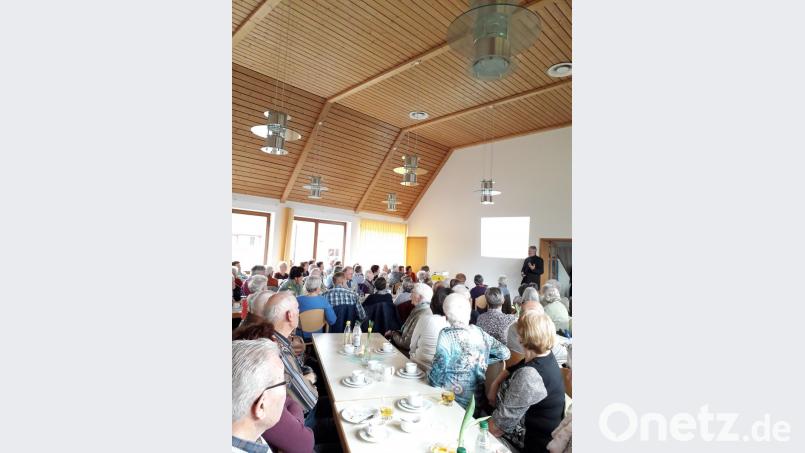 Zahlreiche Besucher hören gespannt zu, was Gerontotherapeut Georg Pilhofer zum Thema Gedächtnistraining und Vergesslichkeit zu sagen hat. Bild: rn