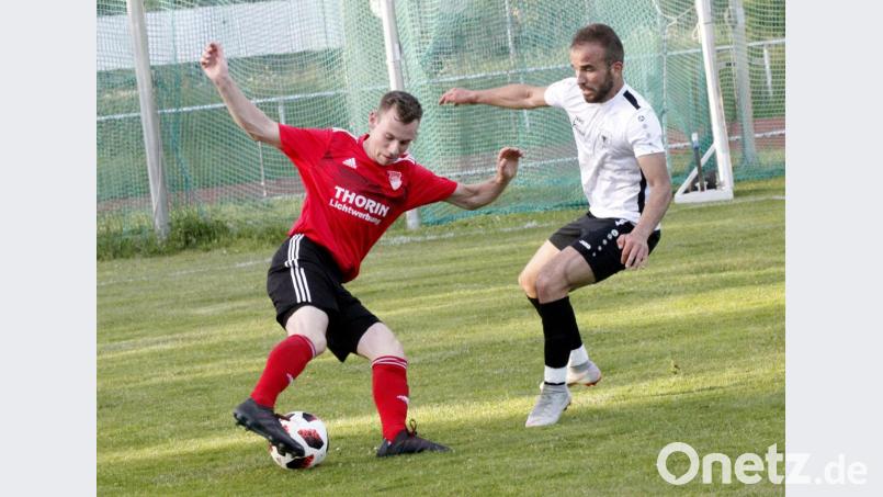 Der FC Kosova Regensburg, Vizemeister der Bezirksliga Süd, besiegte die SpVgg Pfreimd im Hinspiel der Relegation zur Landesliga mit 1:0. Maximilian Herzog (links) und Shala Bledar (rechts) lieferten sich packende Zweikämpfe. Bild: Hirsch
