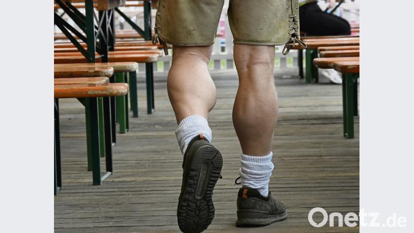 An seinen Wadln sollt ihr ihn erkennen: Der Kellner ist besonders stolz auf die hochtrainierten Muskeln. Bild: Petra Hartl