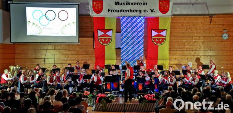 Das große Orchester des Musikvereins Freudenberg mit seinem Dirigenten Josef Zweck. Bild: exb