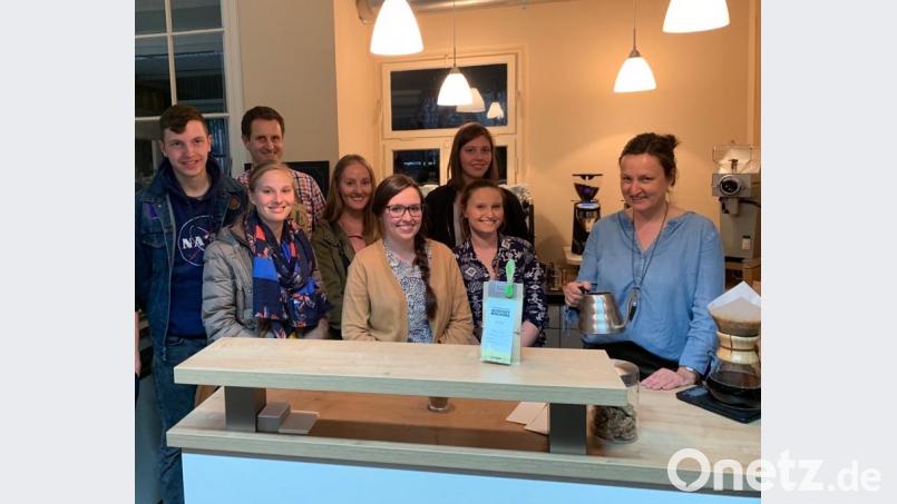 Die Junge Union interessiert sich für die neue Kaffeerösterei von Christine (rechts) und Wolfgang Kohl (Zweiter von rechts). Die Teilnehmer bedankten sich für die Führung durch die „Kaffee-Druckerei“. Bild: exb