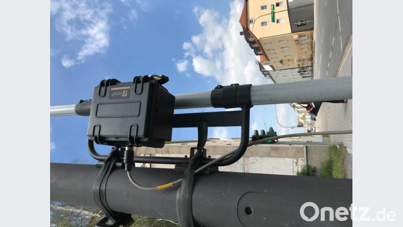 Unten ein schwarzer Kasten aus dem eine Teleskopstange herausragt. So sehen die elektronischen Geräte zur Zählung der Verkehrsströme aus, die zur Fortschreibung des Verkehrskonzeptes derzeit in der Stadt stehen. Bild: Gabi Schönberger