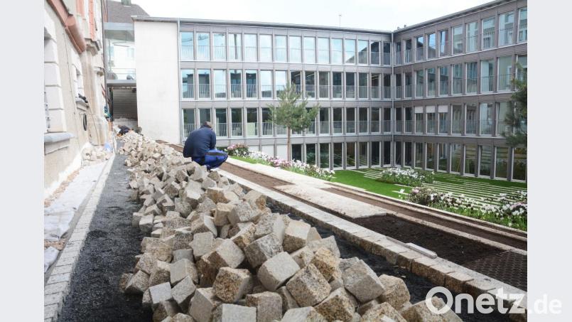 Am Innenhof vor dem neue Dienstgebäude des Landratsamts Neustadt wird kurz vor der Einweihung noch fleißig gearbeitet. Bild: Gabi Schönberger