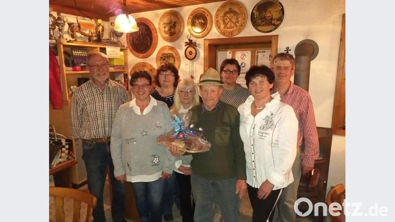 2. Vorsitzender Uwe Braun, Vorsitzende Anita Winter, Beisitzerin Annemarie Donhauser, Christian Hirsch, Beisitzerin Karin Bruckmüller, Kassiererin Theresia Federl, Schriftführerin Erna Schlager-Braun und Beisitzer Alfred Steindl (von rechts). Bild: exb
