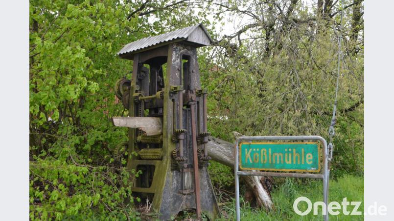 Erinnerungen an vergangene Zeiten bei der Kößlmühle. Als Hätte der Sägewerkarbeiter nur eine kleine Brotzeitpause eingelegt. Bild: dob