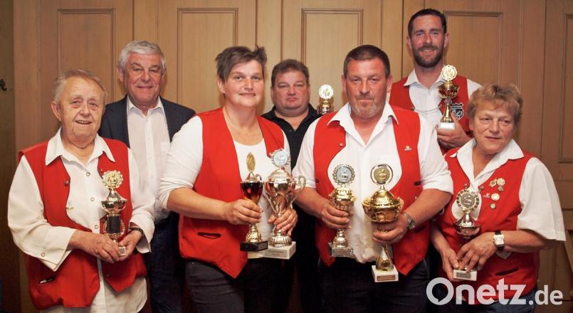 Altbürgermeister Gotthard Färber (Zweiter von links) gratulierte den Siegern Bianca Rappl (Dritte von links) und Alexander Kölbl (Fünfter von links). Platz zwei bei den Damen errang Vorsitzende Eva-Maria Kölbl (rechts), Dritte wurde Erika Schindler (links). Robert Ott (Zweiter von rechts) und Jürgen Kölbl wurden Zweiter und Dritter bei den Herren. Bild: sön