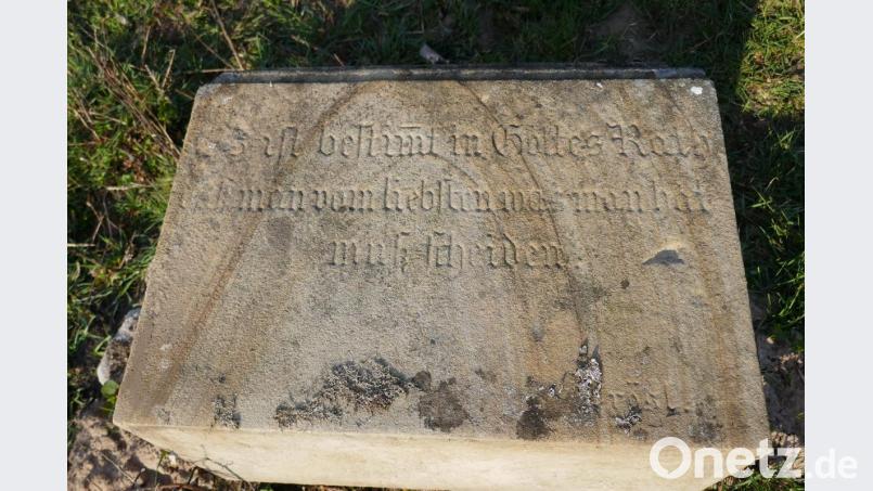 „Es ist bestimmt von Gottes Rath – dass man vom Liebsten was man hat – muß scheiden“ lautet die Inschrift dieses Grabsteins. Bild: mor