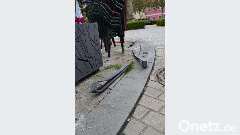 Beim Abbiegen vom Maximilianplatz in die Hoermanngasse nahm ein Lastwagenfahrer die Kurve zu knapp und riss insgesamt vier Metallpoller aus der Verankerung. Auch der Außenbereich eines Restaurants und ein abgestelltes Fahrrad wurden in Mitleidenschaft gezogen. Bild: szl