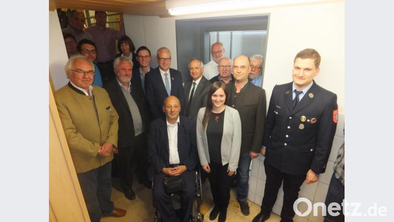 Mit Bürgermeister Bernhard Lindner und Baudirektor Thomas Gollwitzer (zweite Reihe, ab Dritter von links) freuen sich die Ursulapoppenrichter über den Personenaufzug im Kommunikationszentrum. Bild: ibj