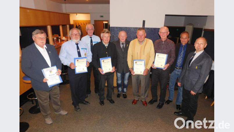 Vorsitzender Hubert Brendel (Dritter von links), der Vorsitzende der Kreisgruppe Oberpfalz Nord, Stabsfeldwebel der Reserve Manfred Zettl, Bürgermeister Klaus Wagner (von rechts) und Kreisorganisationssleiter Günther Bogner (Mitte) ehren die Gründungsmitglieder Manfred Fischer, Rudi Richter und Josef Kohl (55 Jahre) sowie Rolf Winzer (40 Jahre) und Manfred Porsch (20 Jahre, von rechts). Bild: hai