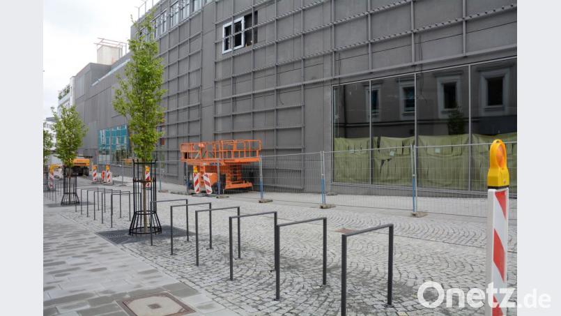 Die neue Form der Fahrradständer, jetzt als „Fahrradanlehnbügel“ ausgeführt, sowie das schlank gehaltene Grün, prägen die Ringstraße im Bereich des Haupteingang des Nordoberpfalz-Centers (NOC). Bild: Gabi Schönberger