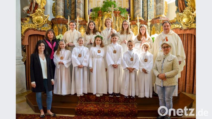 Begleitet von Pfarrer Markus Urban, ihren Lehrkräften und den Ministranten feierten sechs Kinder aus Dieterskirchen Erstkommunion. Bild: mad