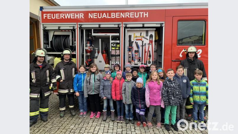 Kinder der Grundschule Neualbenreuth waren kürzlich bei der Feuerwehr zu Gast. Bild: exb