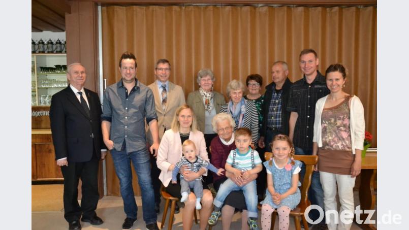 Franziska Hierold (vorne, mit dem zweieinhalbjährigen Urenkel Xaver) feiert ihren 90. Geburtstag im Gasthaus Bock. Dazu gratulieren ihr Sohn Franz (Dritter von rechts) und Schwiegertochter Anne (Fünfte von rechts) sowie die Enkelinnen mit Familien, Pfarrer Josef Most (links), Bürgermeister Hermann Ach (Dritter von links) sowie der Frauenbund. Bild: gi
