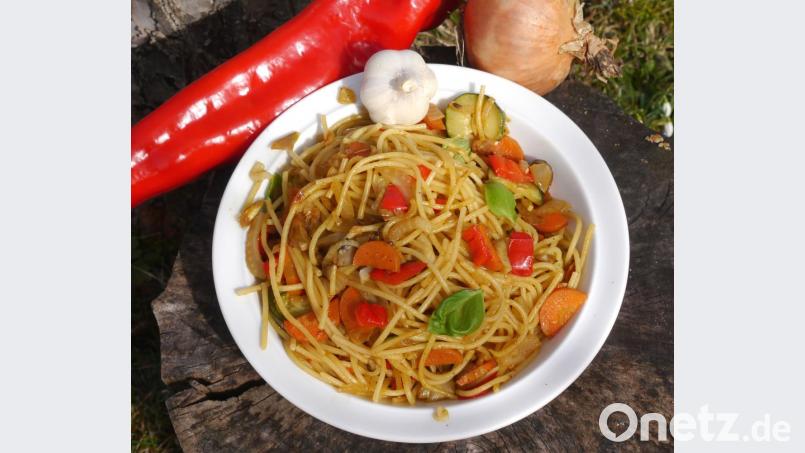 Das Gemüse wird in der Pfanne angebraten, die gekochten Nudeln kommen mit einem Hauch von Olivenöl dazu. Bild:  Miriam Lill