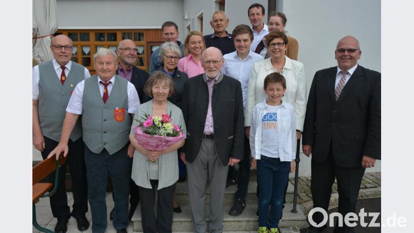 Mit vielen Gratulanten feierte Friedrich Scharnagl (vorne Mitte, zusammen mit Ehefrau Elfriede, links daneben) am Mittwoch 80. Geburtstag. Die Glückwünsche der Marktgemeinde Neualbenreuth überbrachte Bürgermeister Klaus Meyer (rechts). Von links Altbürgermeister Albert Köstler sowie Franz Danhauser, Dirigent des Männergesangvereins und die engsten Verwandten. Bild: jr