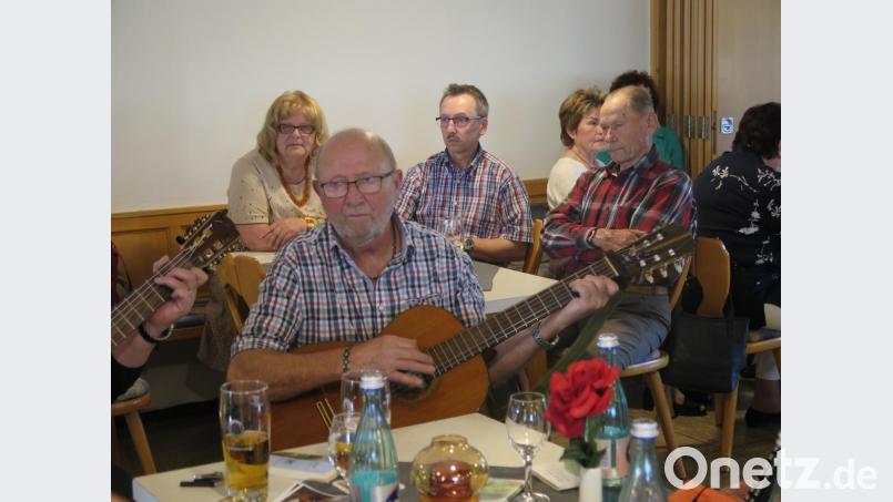 Der Gitarrist Herbert Diesner kommt sehr gerne zum Wirtshaussingen. Bild: jzk