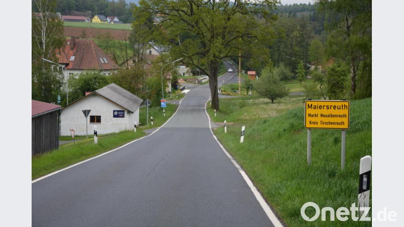 Neu gestaltet wird die Ortsdurchfahrt von Maiersreuth, dabei soll der mächtige Baum in der Ortsmitte erhalten bleiben, um ihn herum gibt es eine Verkehrsinsel. Bild: jr