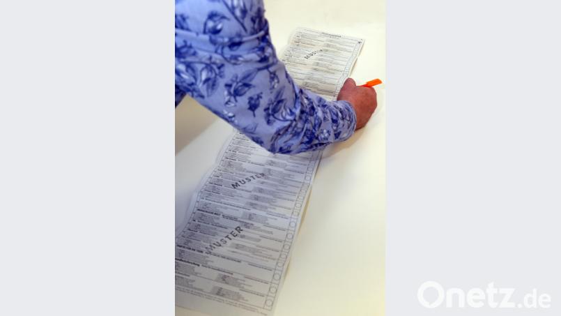 40 Parteien, 16 mehr als 2014, stehen auf dem knapp einen Meter langen &quot;Stimmzettel für die Wahl der Abgeordneten des Europäischen Parlaments am 26. Mai 2019 im Freistaat Bayern&quot;. Nur ein Kreuzchen ist erlaubt, soll die Stimmung gültig sein. Bild: Hösamer