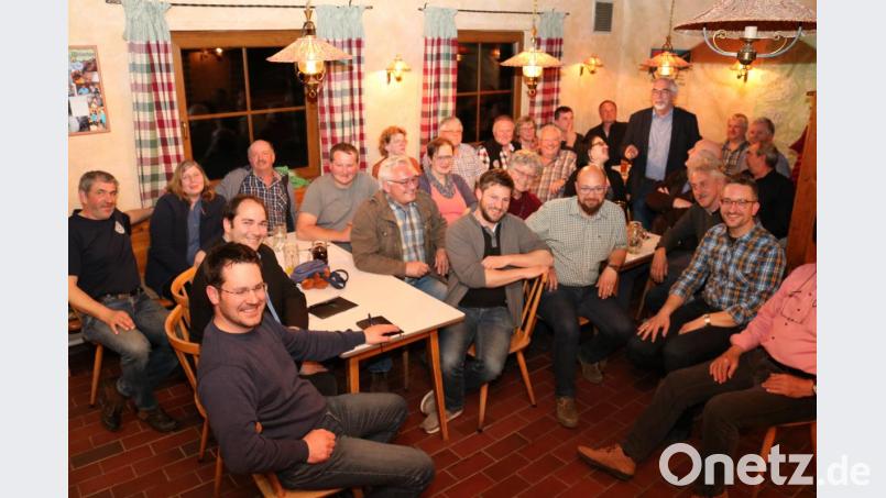 Die Stimmung ist gut bei den Schwarzenfelder Vereinsvorständen bei ihrem Treffen in der Skihütte in Ödengrub. Zentrales Thema dort: Das Bürgerfest, das am 29. und 30. Juni steigt. Bild: mab