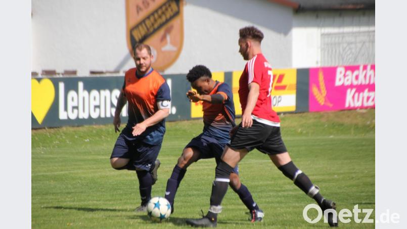 Spieler aus sechs Nationen kicken für den FSV Tirschenreuth. Bild: kro