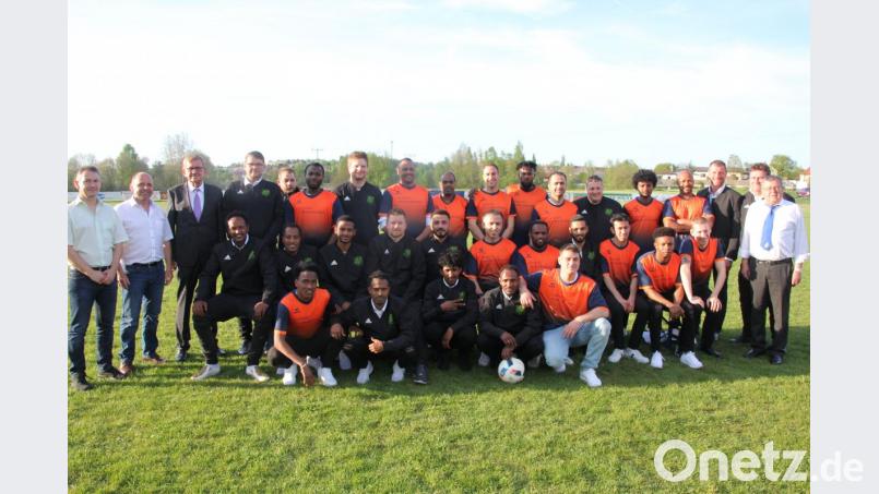 Groß ist die Freude beim FSV Tirschenreuth, der als A-Klassenmeister in die Kreisklasse aufgestiegen ist. Im Bild die Spieler mit ihren Trainern und Betreuern, sowie Drittem Bürgermeister Norbert Schuller (Dritter von links stehend) und FSV-Vorsitzenden Herbert Sladky (rechts). Bild: kro