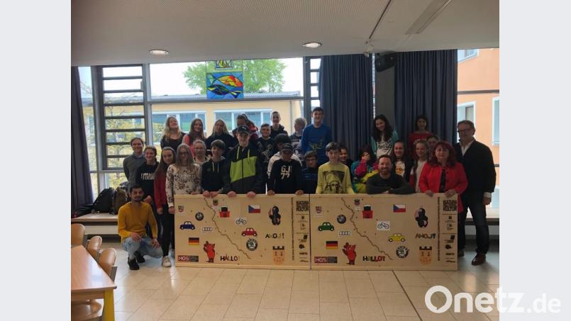 Mit &quot;Hallo!&quot; und &quot;Ahoj!&quot; grüßen sich Schüler der MGS und der 4. Volksschule Eger Bild: rn