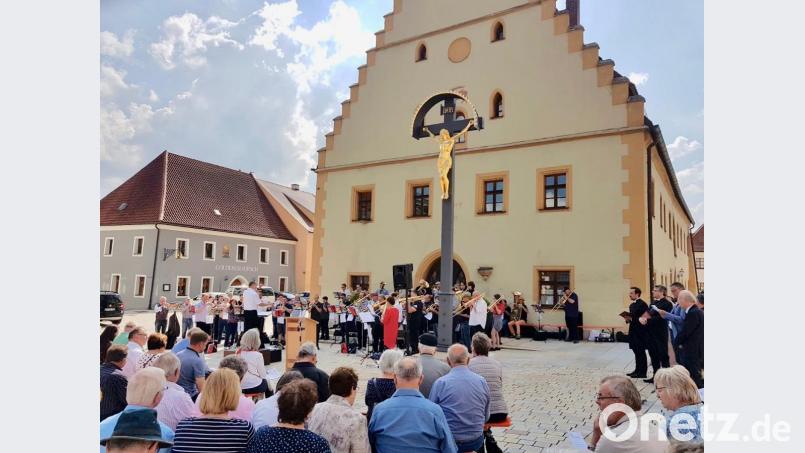 Die Posaunenchöre am Rathaus in Hirschau. Bild: wku