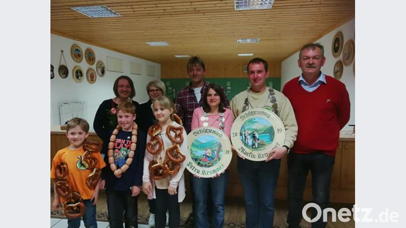 Martin und Petra Kammer (Zweiter und Dritte von rechts) haben bei den &quot;Wildschützen&quot; die Titel von König und Liesl erobert. Bester Nachwuchsschütze war Paul Schmid (vorne, Zweiter von links). Mit auf dem Bild die ersten und zweiten Ritter der jeweiligen Wettkampfklassen. Bild: rro