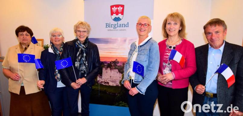 Das ist Europa: Flagge zeigen für Frankreich und die EU vor dem Birgland-Wappen. Bürgermeisterin Brigitte Bachmann (Zweite von rechts) empfängt die Gäste aus dem Elsass im Rathaus in Schwend. Bild: no